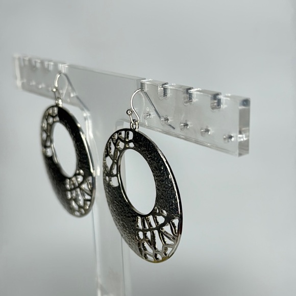 Silver Crackle Pattern Hoop Earrings - Picture 3 of 3